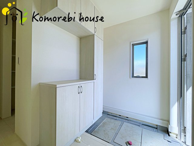 鴻巣市鎌塚　新築一戸建て　リーブルガーデン　01の玄関|ゆったりとした玄関です