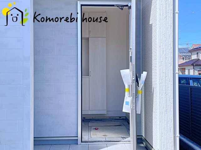 鴻巣市鎌塚　新築一戸建て　リーブルガーデン　01の玄関|明るい玄関です