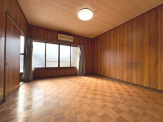 【洋室】 | 阪急西京極駅歩７分の昭和レトロな中古住宅 | ２階洋室。板張りの壁に正方形の市松模様の床。木の温もりが感じ有れる昭和レトロな洋室