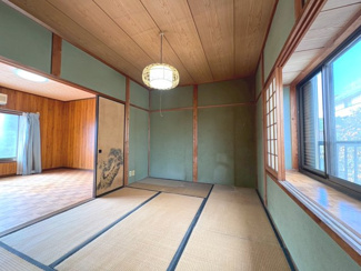 【和室】 | 阪急西京極駅歩７分の昭和レトロな中古住宅 | ２階和室。グリーン色の壁に出窓のある和室。ふすまを開ければ開放感がある続き間です。