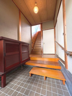 【玄関】 | 阪急西京極駅歩７分の昭和レトロな中古住宅 | 小上がりのある玄関。明るくて十分な広さがございます。昭和スタイルの玄関が魅力的ですね。