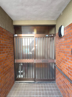 【外観】 | 阪急西京極駅歩７分の昭和レトロな中古住宅 | 欄間ガラスのある玄関扉。玄関にほどよい光が差し込みます。