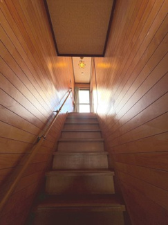 【内装】 | 阪急西京極駅歩７分の昭和レトロな中古住宅 | 階段は板材を使用した壁