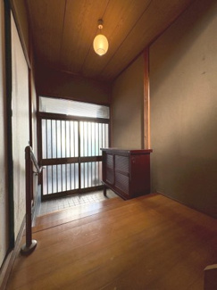 【玄関】 | 阪急西京極駅歩７分の昭和レトロな中古住宅 | 玄関からのやさしい光が玄関を照らしてくれます。