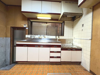 【キッチン】 | 阪急西京極駅歩７分の昭和レトロな中古住宅 | レトロな色合いやキッチンスタイルが時代を物語っています。