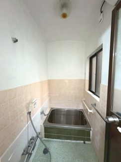 【浴室】 | 阪急西京極駅歩７分の昭和レトロな中古住宅 | ステンレスタイプの浴槽にタイル張りの床と壁。これぞ昭和レトロの浴室です。