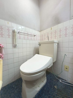 【トイレ】 | 阪急西京極駅歩７分の昭和レトロな中古住宅 | ウォシュレット付きのトイレ