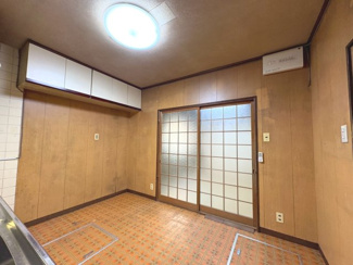 【居間・リビング】 | 阪急西京極駅歩７分の昭和レトロな中古住宅 | 昭和レトロなガラス入りの四角柄の引き戸です。