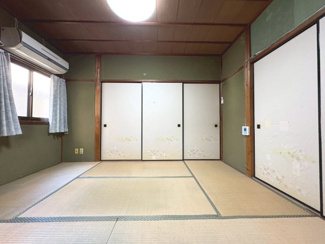 【和室】 | 阪急西京極駅歩７分の昭和レトロな中古住宅 | １階和室。グリーン色の壁がレトロ感を引き立たせます。