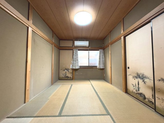 【和室】 | 阪急西京極駅歩７分の昭和レトロな中古住宅 | １階和室。昭和感あふれる襖柄。