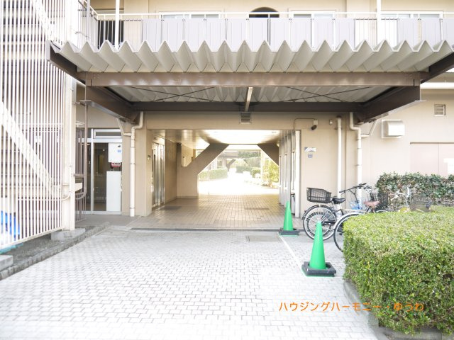 【エントランス】 | 小豆沢パーク・ファミリアB棟 | タイル張りの開放感あるエントランスは、バリアフリー仕様です