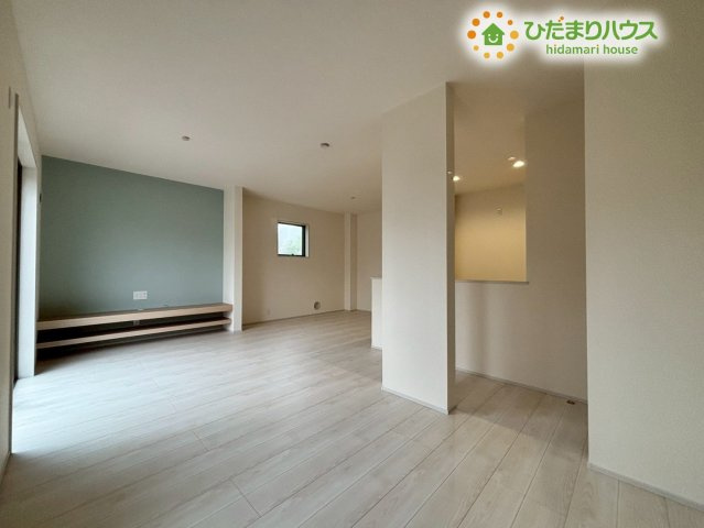 鴻巣市鎌塚　新築一戸建て　リーブルガーデン　01の前面道路含む現地写真