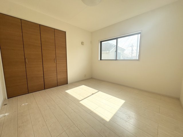 状態良好♪駐車２台OKの築浅物件♪春江町の洋室|落ち着いた色調の洋室です