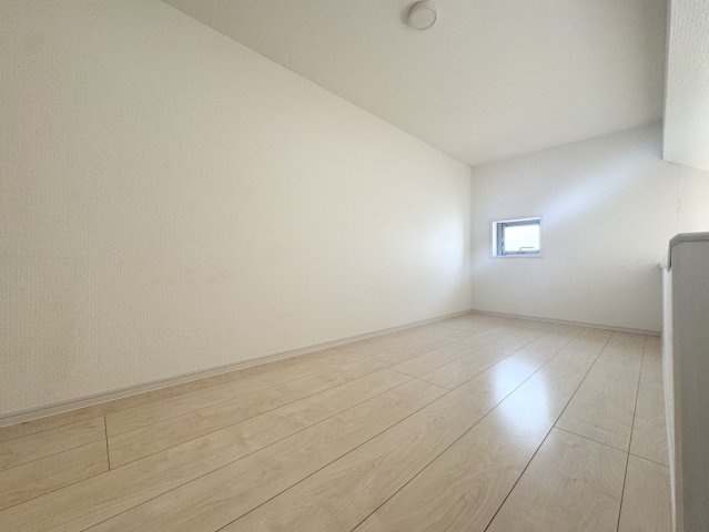 状態良好♪駐車２台OKの築浅物件♪春江町の洋室|ゆったりした洋室です