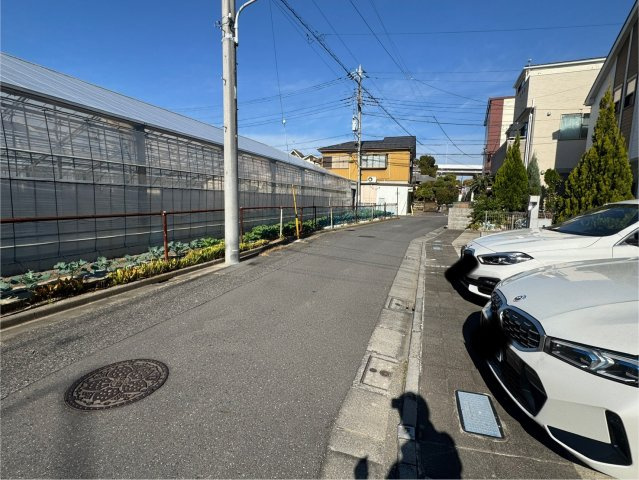 状態良好♪駐車２台OKの築浅物件♪春江町の前面道路含む現地写真|前面道路含む現地写真です