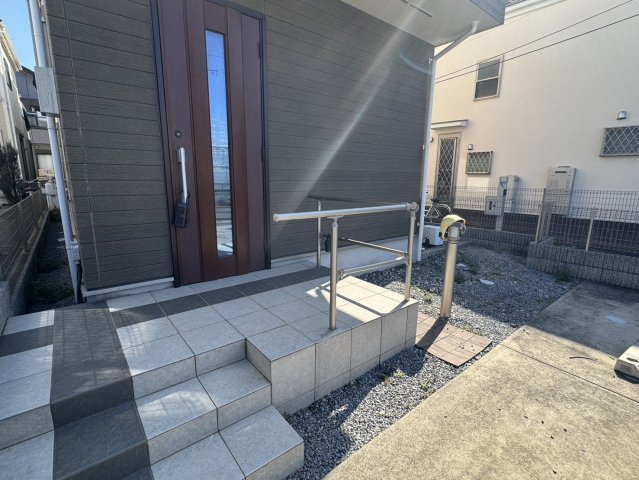 状態良好♪駐車２台OKの築浅物件♪春江町の玄関|収納もある玄関です