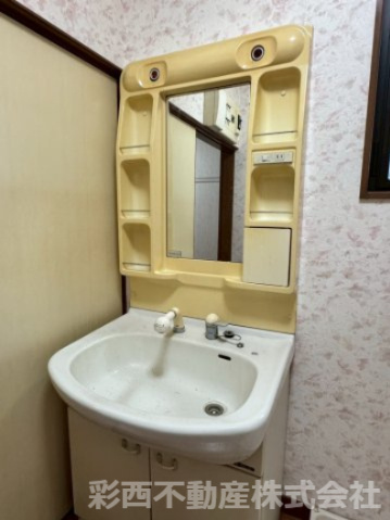 所沢市林2丁目中古戸建ての独立洗面台|清潔感のある明るい雰囲気の洗面室です。ゆとりある洗面スペースで朝の身支度もスムーズに。
