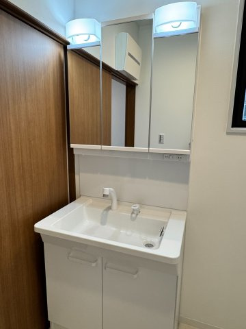 所沢市林2丁目中古戸建ての独立洗面台|気持ちの良い朝はキレイな洗面所から♪鏡裏の独立洗面台は収納力豊富でモノが出がちな洗面所もスッキリ片付きます。
