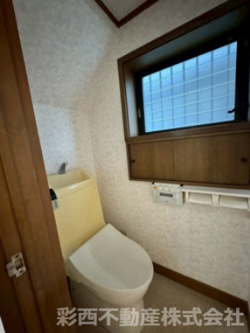 所沢市林2丁目中古戸建てのトイレ|トイレは温水洗浄機能搭載なので、清潔に気持ち良くお使いいただけます！トイレットペーパーの節約にもなります！暖房便座で寒い日もあたたかです♪
