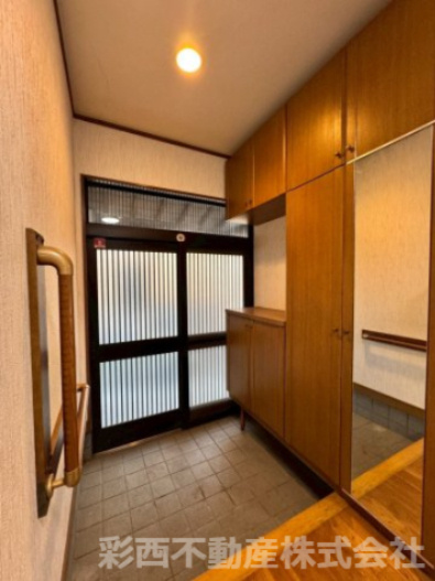 所沢市林2丁目中古戸建ての玄関|玄関には収納力に優れたシューズボックスがございますので、ご家族みんなの靴が十分入ります！靴以外の物も収納して玄関はいつもスッキリです！
