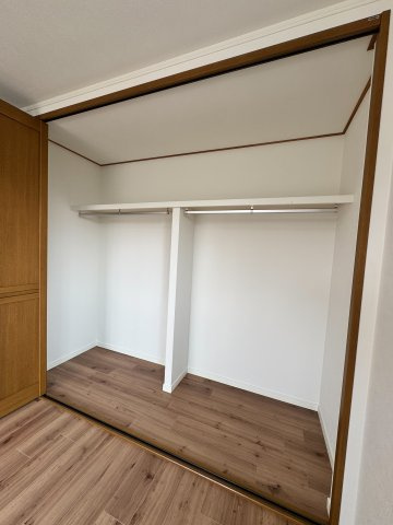 所沢市林2丁目中古戸建ての収納|大きいクローゼットが設置されており、衣類が多いご家庭には最適です。
