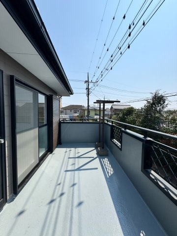 所沢市林2丁目中古戸建てのバルコニー|日中の長い時間、日が差し込む南面バルコニー。洗濯物がカラッと乾きます。
