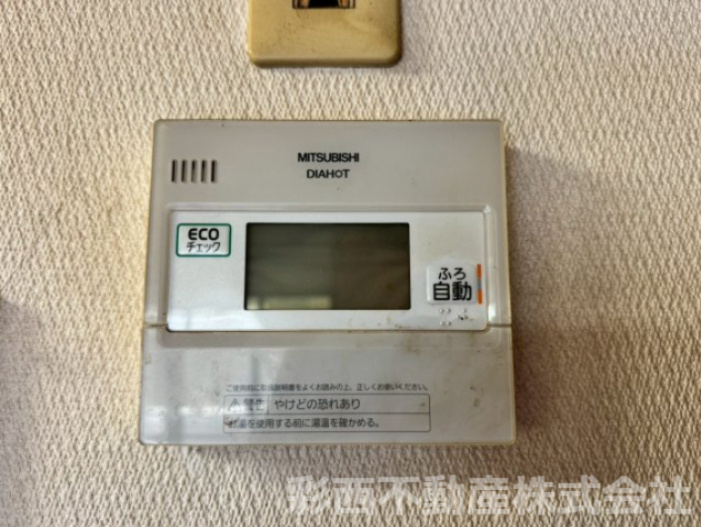 所沢市林2丁目中古戸建てのその他|リビングに給湯リモコンがあるので、料理中の子供の様子を見ながらでも温度調整や追い炊きがワンタッチ！移動無しで家事が楽になります！
