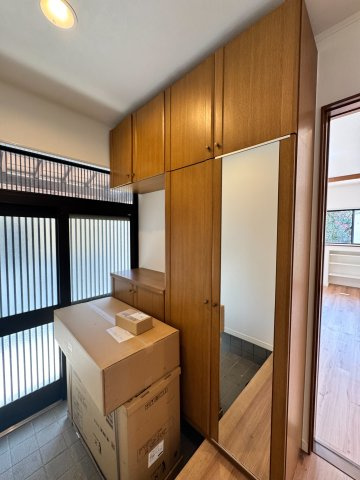 所沢市林2丁目中古戸建ての玄関|家の第一印象を決めるエントランスはいつもキレイにしておきたいもの。そこで玄関にはご家族の靴等すっきりと整理できる収納スペースを確保しました！綺麗な玄関でお客様をお出迎えしましょう

