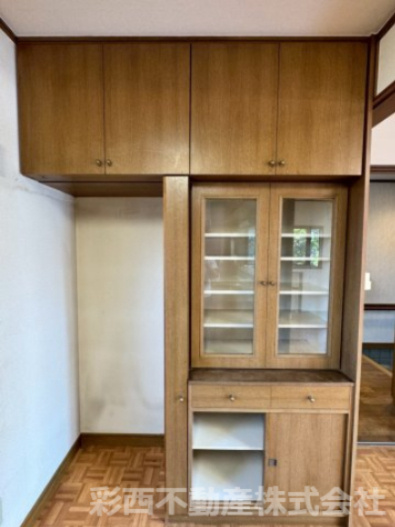 所沢市林2丁目中古戸建ての収納|嬉しい食器棚付きで食器の出し入れもスムーズに。