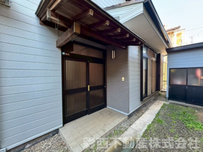 所沢市林2丁目中古戸建ての庭|家族で過ごす外の時間が楽しめる庭スペース。家庭菜園やガーデニング、子供の遊び場にも活躍。季節を感じながら暮らしの幅が広がる環境です。
