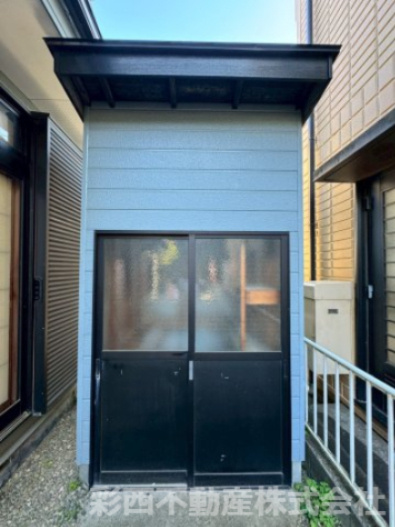 所沢市林2丁目中古戸建ての設備|倉庫付き。普段使わないものを収納するのに便利です。