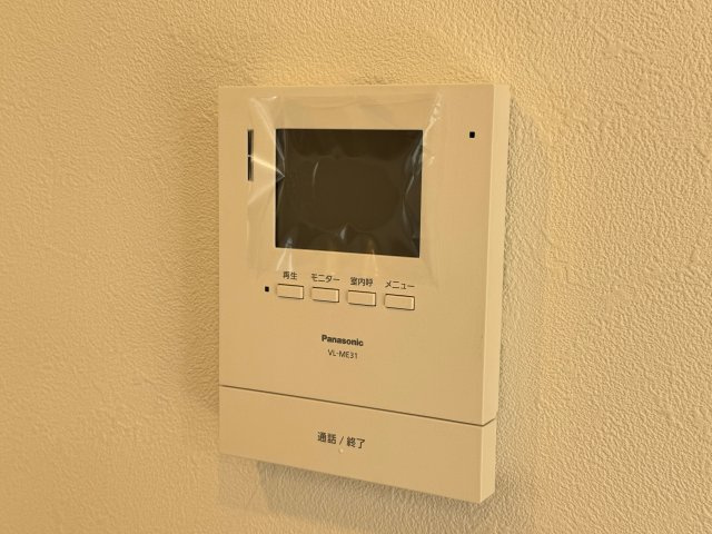 所沢市林2丁目中古戸建ての防犯設備|「見える安心」をカタチにしました。誰が来てもわかる様にモニター付きインターホンを設置。家事導線を考慮した個所に設置し、防犯性と利便性に優れ快適と安らぎを合わせた優しい設計。
