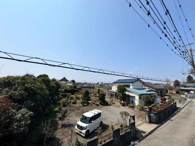 所沢市林2丁目中古戸建ての展望|周囲に高い建物がなくのびやかな眺望が広がる心地よい住環境。窓を開ければ自然の風が通り抜け開放感ある暮らしを楽しめます。

