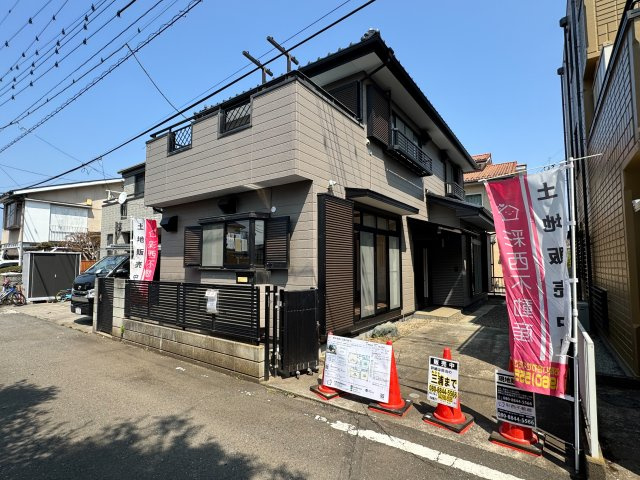所沢市林2丁目中古戸建ての外観|シンプルでありながら奥行きを感じさせる外観が特徴。派手すぎず、それでいて確かな個性を放つデザインは、幅広いライフスタイルにフィットします。帰るたびに心が安らぐ、やさしい表情の住まいです
