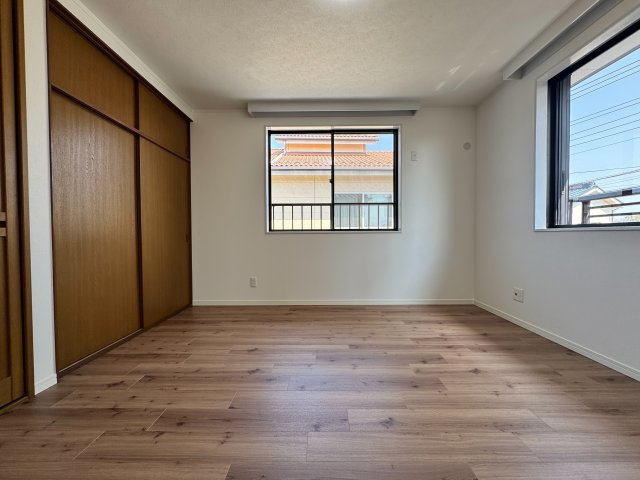 所沢市林2丁目中古戸建ての洋室|毎日の暮らしを快適に整えてくれる、ほどよい広さの洋室。子ども部屋としても書斎としても使える、汎用性の高い一室です。使うほどに愛着が深まります。
