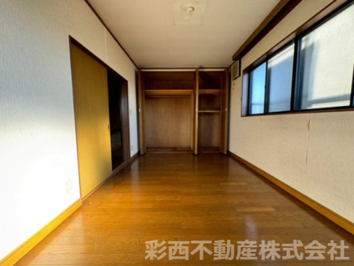 所沢市林2丁目中古戸建ての寝室|すっきりとしたつくりで、どんなインテリアにも馴染む洋室。収納とのバランスもよく、日常生活が自然と整う使い勝手の良い一部屋です。
