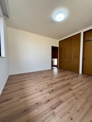 所沢市林2丁目中古戸建ての洋室|ゆったりとしたプライベート空間として心地よく使える洋室。生活シーンを選ばず、寝室・子ども部屋・趣味スペースなど幅広い用途に対応。毎日がより快適になります
