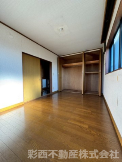 所沢市林2丁目中古戸建ての寝室|洋室は柔らかな色合いが日常の疲れを癒し、眠る時間も過ごす時間も自然とリラックスできる、安心感のある一部屋です。
