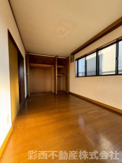 所沢市林2丁目中古戸建てのその他|シンプルで使い勝手の良い洋室は、家具の配置がしやすく、理想のインテリアを思いのままに楽しめます。プライベート時間を快適に過ごせる心地よい空間です。
