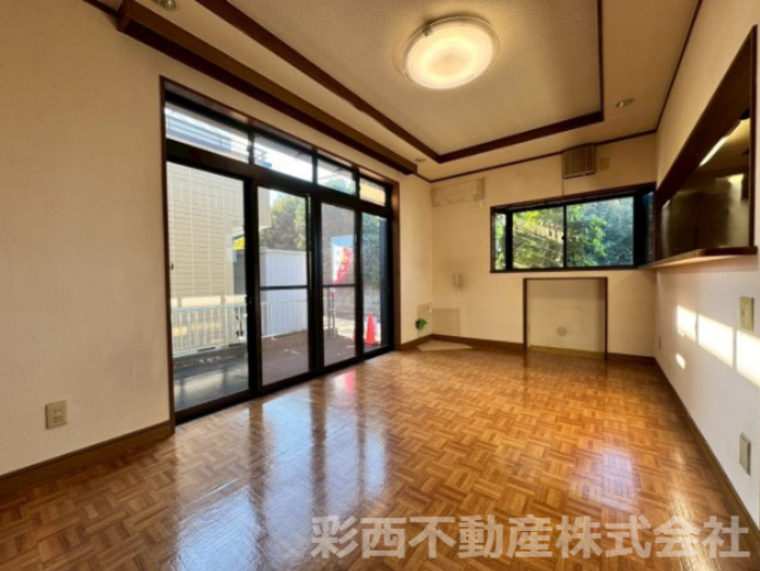 所沢市林2丁目中古戸建ての居間・リビング|落ち着いた雰囲気の中にも明るさが感じられるリビングダイニング。空間にリズムを生む配置計画で、家族の距離がほどよく保たれます。オン・オフの切り替えがしやすく、日々の暮らしを心地よく整えてくれる設計です
