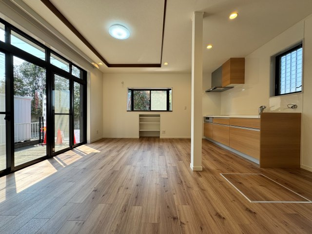 所沢市林2丁目中古戸建ての居間・リビング|ゆとりあるリビングダイニングは、家族それぞれの過ごし方を受けとめる包容力のある空間。食事、くつろぎ、団らんがスムーズにつながり、生活動線も快適。日常を美しく整えてくれる住まいの中心です。
