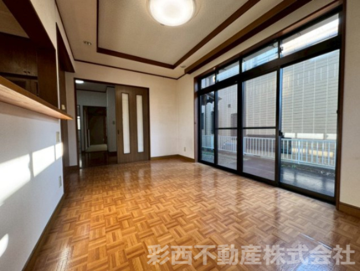 所沢市林2丁目中古戸建ての居間・リビング|家族の気配を感じながら、それぞれが心地よく過ごせるリビングダイニング。空間のつながりが程よく、団らんも一人時間も大切にできます。暮らす人の毎日を温かく支える、やさしい表情の居心地よいスペースです。
