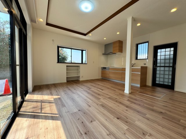所沢市林2丁目中古戸建ての居間・リビング|広さ以上のゆとりを感じられるリビングダイニングは、家族の時間を豊かに彩る大切な場所。家具のレイアウトがしやすく、気分に合わせた模様替えも楽しめます。