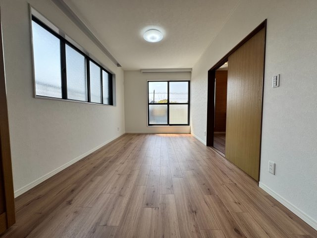 所沢市林2丁目中古戸建ての洋室|光が心地よく入り、明るい印象の洋室。日中の過ごしやすさはもちろん、夜には落ち着いた雰囲気で一日の疲れを癒やしてくれます。多用途に活かせる空間です。
