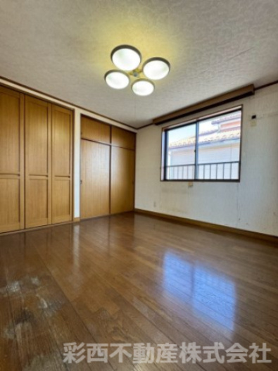 所沢市林2丁目中古戸建ての洋室|毎日の暮らしを快適に整えてくれる、ほどよい広さの洋室。子ども部屋としても書斎としても使える、汎用性の高い一室です。使うほどに愛着が深まります。
