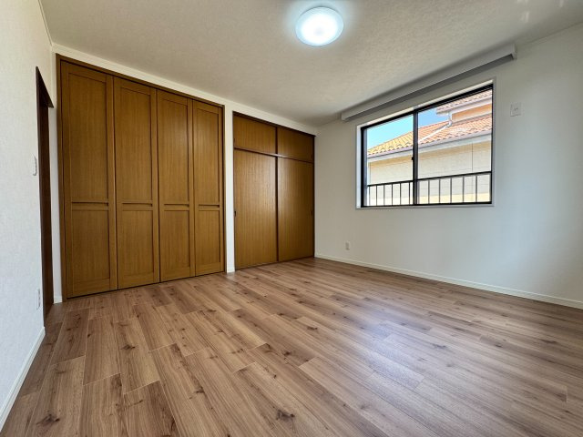 所沢市林2丁目中古戸建ての洋室|明るく風通しの良いリビングダイニング。ゆったりシンプルな造りなので、ソファやテーブルのレイアウトを自由に楽しめますよ！オリジナルのマイホームにしてください♪
