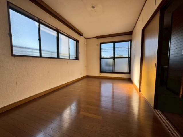 所沢市林2丁目中古戸建ての洋室|光が心地よく入り、明るい印象の洋室。日中の過ごしやすさはもちろん、夜には落ち着いた雰囲気で一日の疲れを癒やしてくれます。多用途に活かせる空間です。
