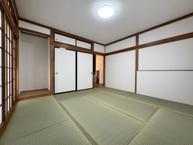 所沢市林2丁目中古戸建ての和室|心がホッと落ち着く和室をご用意しました！床が柔らかいので小さいお子様のプレイルームや、ご両親が泊まりに来た時の客間としてなど、様々な用途で使える万能なお部屋です☆
