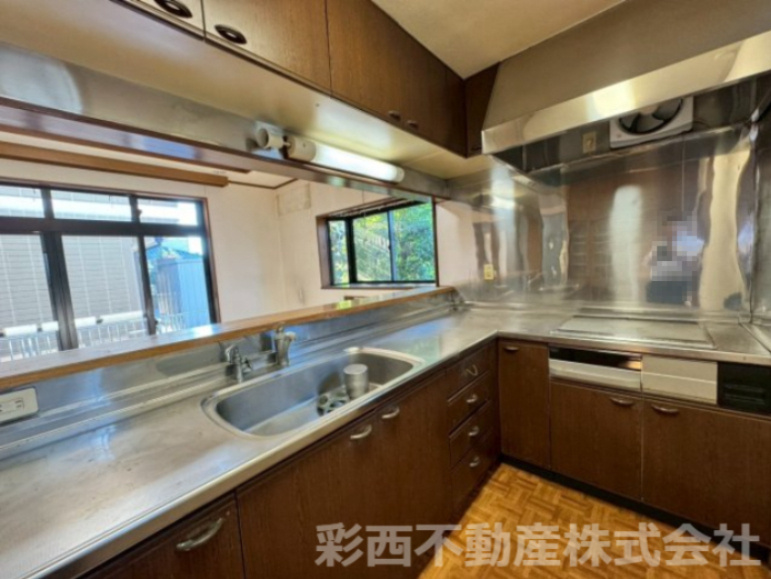 所沢市林2丁目中古戸建てのキッチン|火を使わないIHコンロ採用で、小さなお子様がいても安心。フラットな天板はサッとふくだけでお手入れ簡単。毎日の火事がぐっと楽になります。
