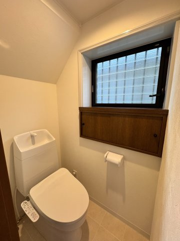 所沢市林2丁目中古戸建てのトイレ|トイレは温水洗浄機能搭載なので、清潔に気持ち良くお使いいただけます！トイレットペーパーの節約にもなります！暖房便座で寒い日もあたたかです♪
